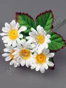 Букет ромашек мелких 5 цветочков на подразетнике 17см